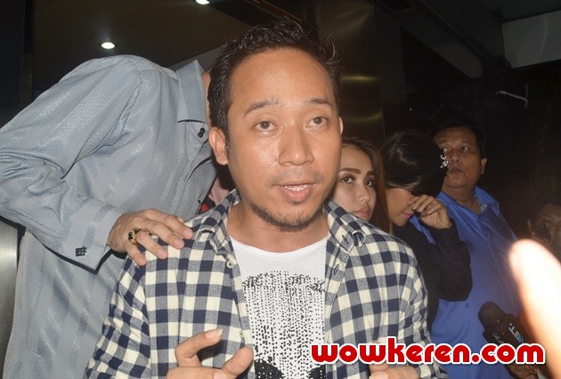 Gambar Foto Denny Cagur Penuhi Panggilan Direskrimsus Polda