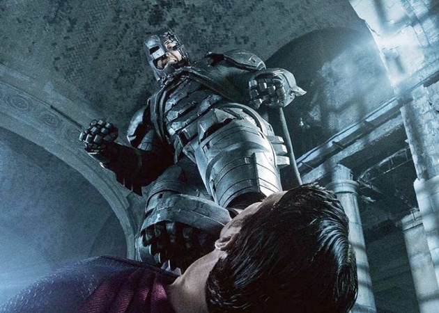Foto Batman Hampir Injak Superman di Film 'Batman v Superman: Dawn of Justice'