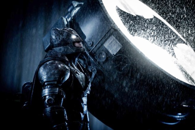 Gambar Foto Aksi Keren Batman di Film 'Batman v Superman: Dawn of Justice'