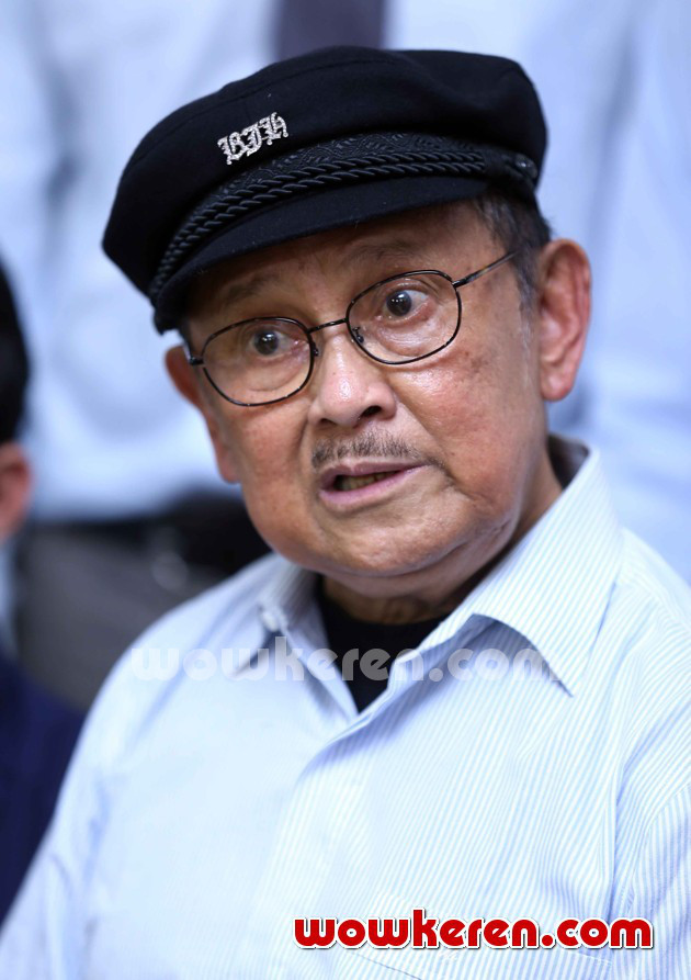 Gambar Foto B. J. Habibie Saat Jumpa Pers Film 'Rudy Habibie'