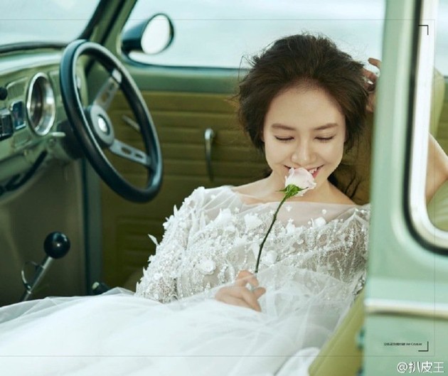 Gambar Foto Song Ji Hyo Cantik Cium Bunga
