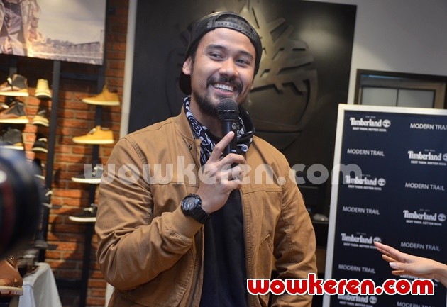 Gambar Foto Chico Jericho Hadiri Pembukaan Gerai Timberland