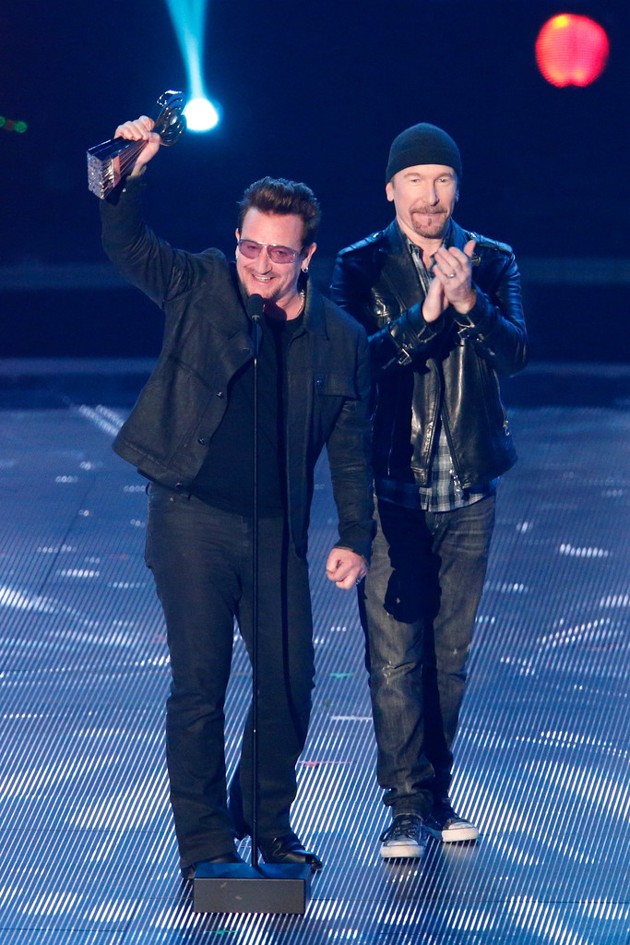 Gambar Foto U2 Raih Piala Innovator Award