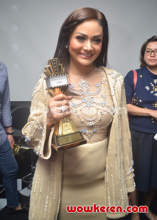 Gambar Foto Krisdayanti di Syukuran Kesuksesan Film 'Surga Yang Tak Dirindukan'