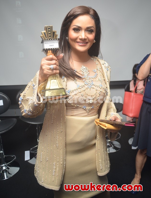 Gambar Foto Krisdayanti di Syukuran Kesuksesan Film 'Surga Yang Tak Dirindukan'