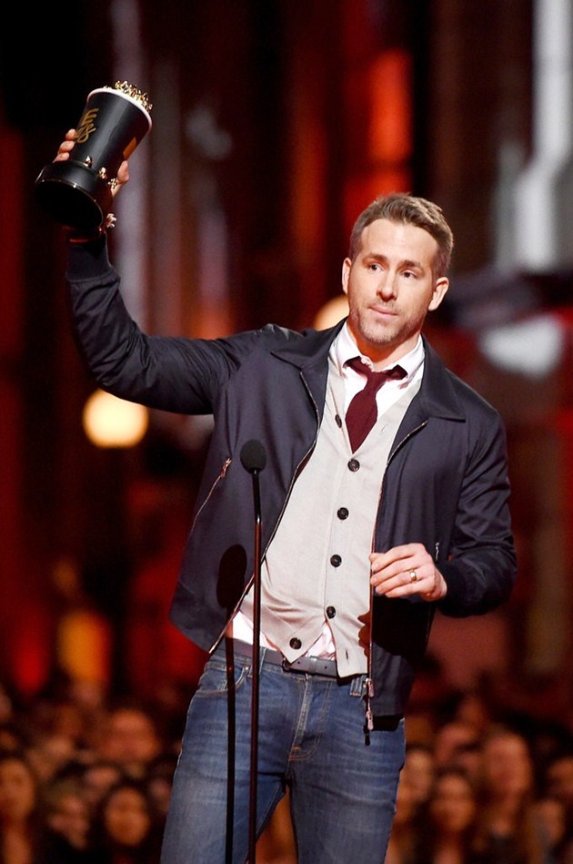 Gambar Foto Ryan Reynolds Raih Piala Best Comedic Performance