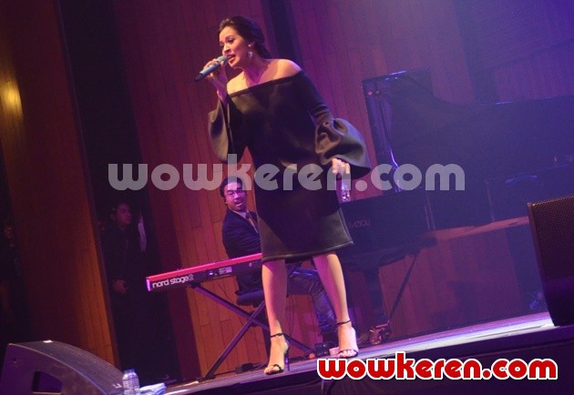 Gambar Foto Penampilan Raisa di 'An Evening Showcase with Afgan & Raisa'