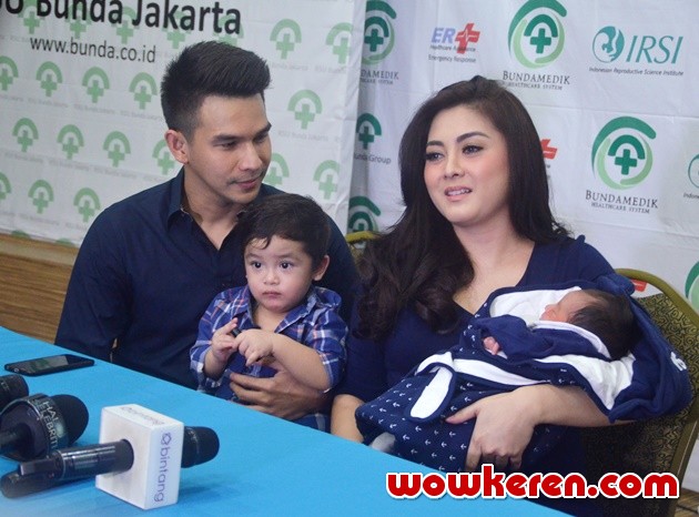 Gambar Foto Jonathan Frizzy dan Istri Gelar Jumpa Pers