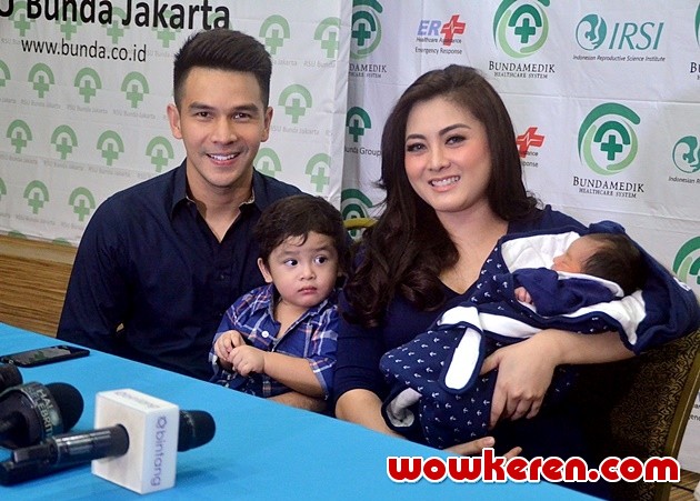 Gambar Foto Jonathan Frizzy dan Istri Gelar Jumpa Pers