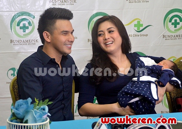 Gambar Foto Jonathan Frizzy dan Istri Gelar Jumpa Pers