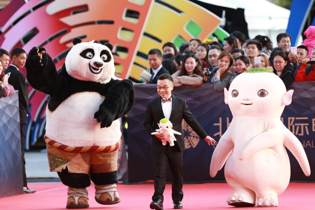Gambar Foto Sutradara Raman Hui Hadir Bersama Boneka Karakter Po dan Hu ba