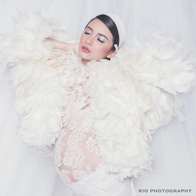 Gambar Foto Chelsea Olivia Kenakan Gaun Magnolia Rancangan Opi Bachtiar