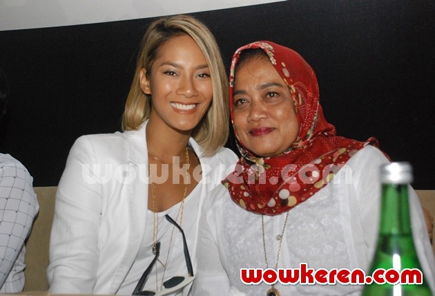 Gambar Foto Tara Basro dan Kusuma Wardhani di Peluncuran Trailer Film '3 Srikandi'