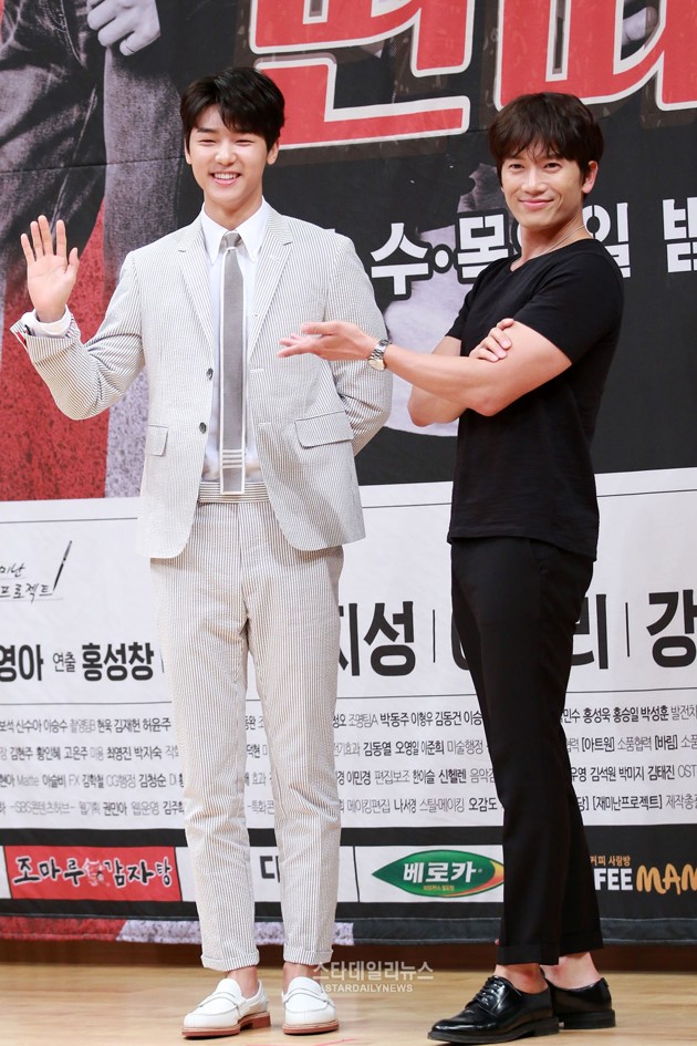 Gambar Foto Ji Sung dan Kang Min Hyuk CN Blue di Jumpa Pers Drama 'Entertainer'