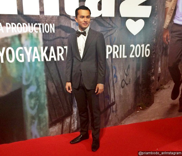 Gambar Foto Nicholas Saputra Gagah dengan Setelan Jas Hitam