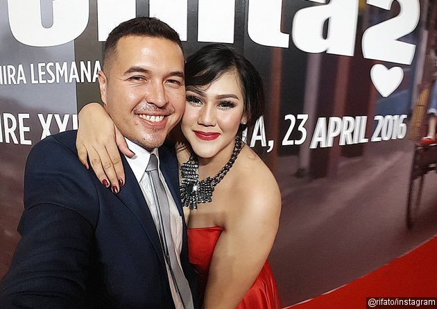 Foto Rifat Sungkar Dukung Karir Sang Istri - Foto 2 dari 33