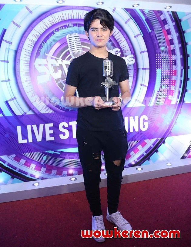 Gambar Foto Aliando Raih Penghargaan Penyanyi Solo Pria Paling Ngetop 2016
