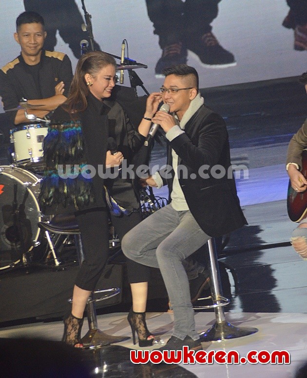 Gambar Foto Keakraban Rossa dan Pasha Ungu di Panggung SCTV Music Awards 2016