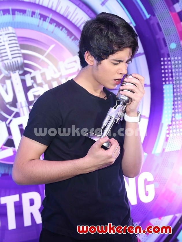 Gambar Foto Aliando Raih Penghargaan Penyanyi Solo Pria Paling Ngetop 2016