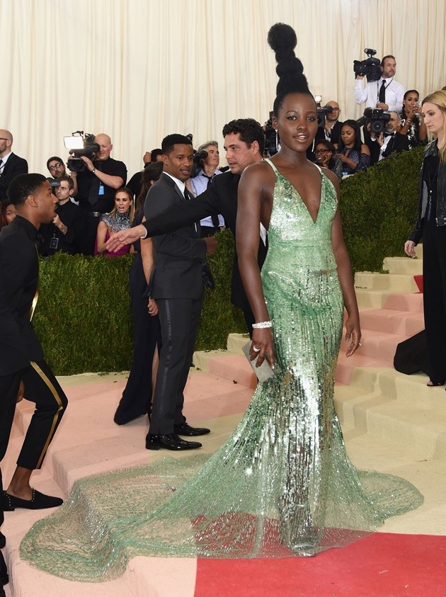 Gambar Foto Lupita Nyong'o Datang dengan Tatanan Rambut Mencengangkan