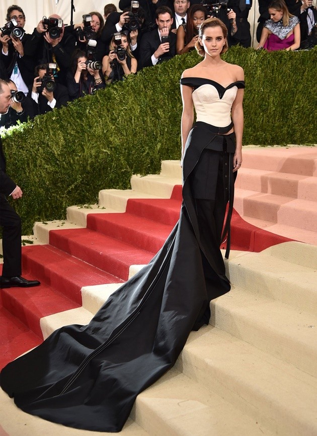 Gambar Foto Emma Watson Kenakan Busana Karya Calvin Klein