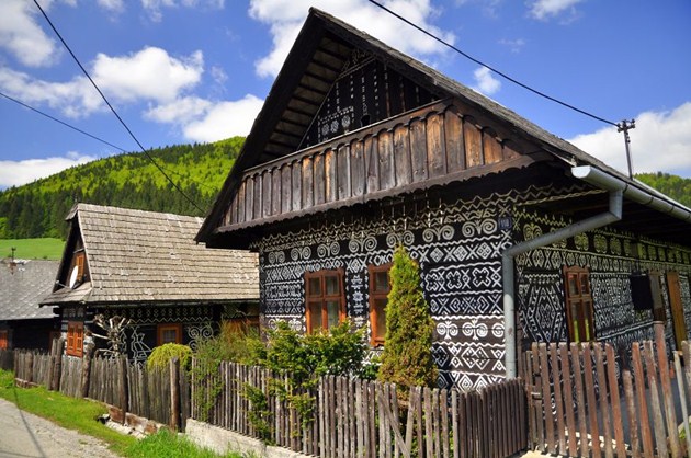 Gambar Foto Indahnya Deretan Rumah Kayu di Desa Cicmany, Slovakia
