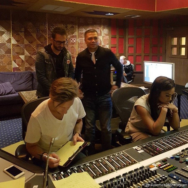 Gambar Foto Lihat Keseriusan Krisdayanti Bekerja dengan Komposer, Arranger dan Music Director