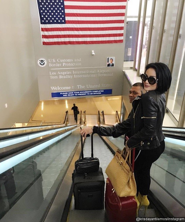 Gambar Foto Raul Lemos dan Krisdayanti Saat Tiba di Bandara Los Angeles