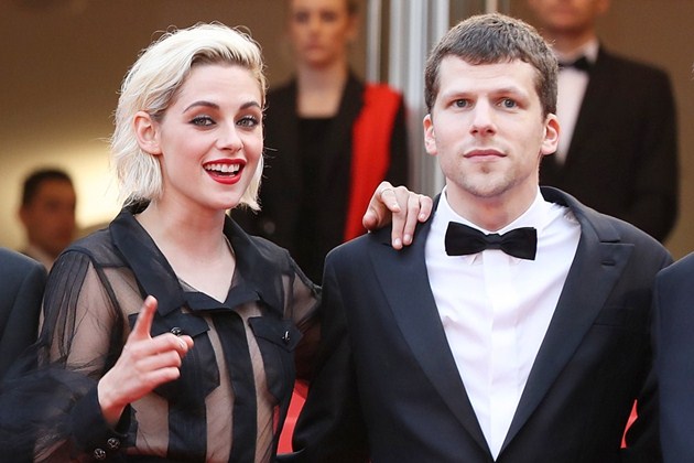 Gambar Foto Kristen Stewart dan Jesse Eisenberg; di Opening Cannes Film Festival 2016