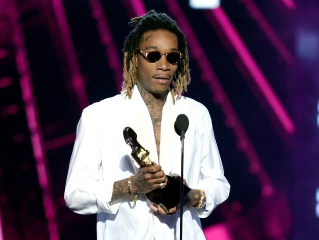 Gambar Foto Wiz Khalifa Raih Piala Top Hot 100 Song