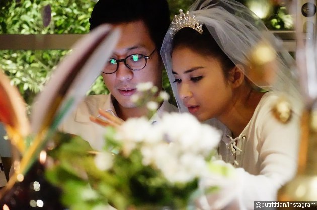 Foto Junior Liem dan Putri Titian Berpose Bersama MC 