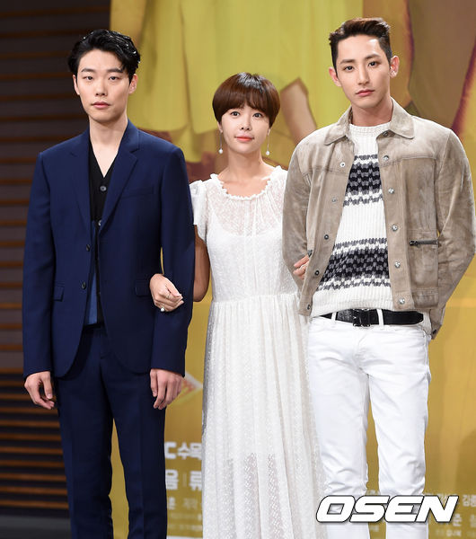 Gambar Foto Ryu Jun Yeol, Hwang Jung Eum dan Lee Soo Hyuk di Jumpa Pers Drama 'Lucky Romance'