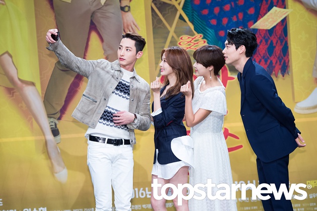 Gambar Foto Pemeran Utama Drama 'Lucky Romance' Selfie Bersama