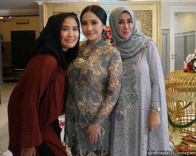 Gambar Foto Nicky Astria Hadir di Acara Tedak Siten Rafathar