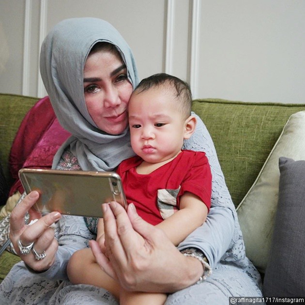 Gambar Foto Rafathar Tenang di Pangkuan Nenek Amy