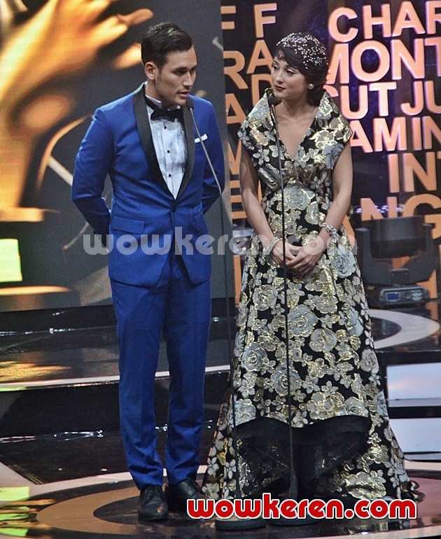 Gambar Foto Arifin Putra dan Julie Estelle Bacakan Nominasi Pemeran Pria Pendukung Terbaik