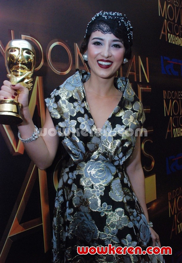 Gambar Foto Julie Estelle Raih Penghargaan Pemeran Wanita Utama Terfavorit