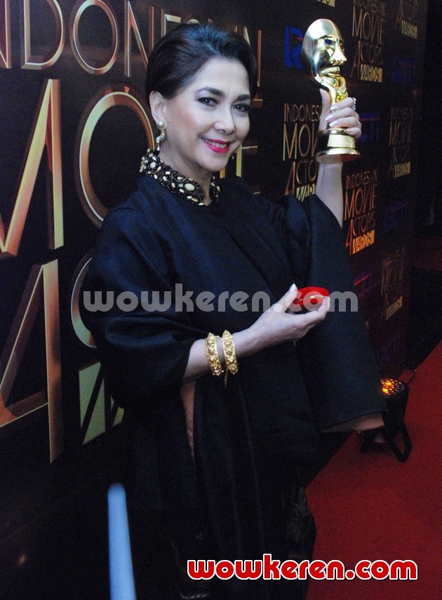 Gambar Foto Widyawati Memperoleh Penghargaan Khusus IMA Awards 2016