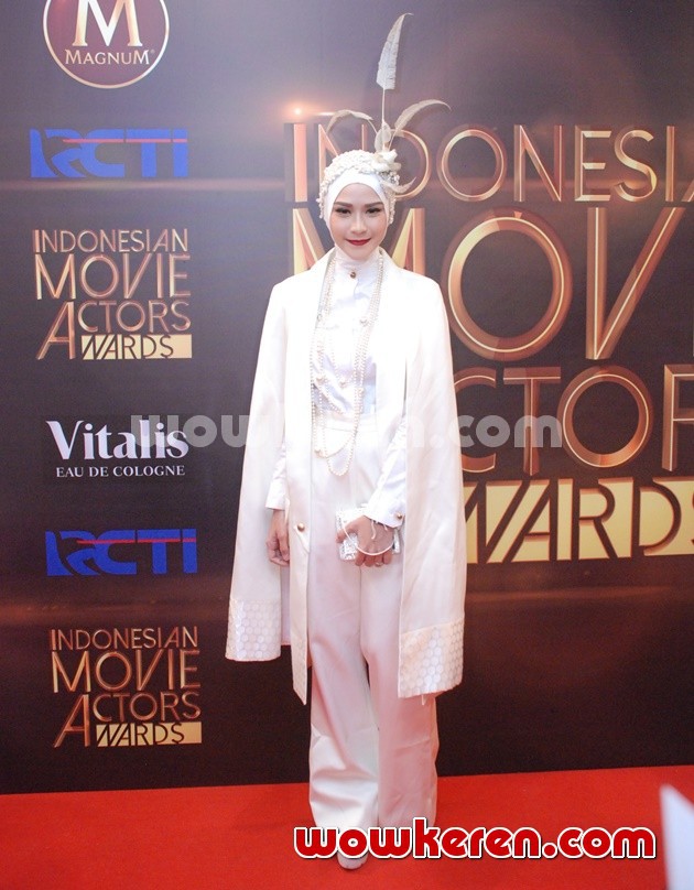 Gambar Foto Zaskia Adya Mecca Serba Putih di Indonesia Movie Actors Awards 2016