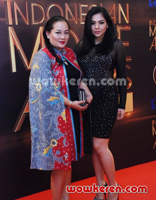 Gambar Foto Vitta Mariana Didampingi Ibu di Indonesia Movie Actors Awards 2016