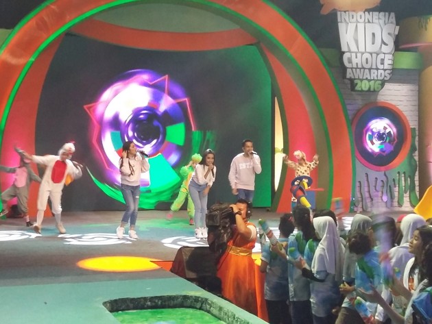 Gambar Foto Penampilan GAC di Indonesia Kids' Choice Awards 2016