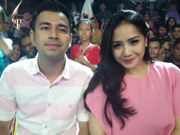 Gambar Foto Raffi Ahmad dan Nagita Slavina di Indonesia Kids' Choice Awards 2016