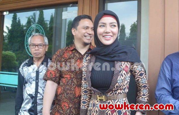 Gambar Foto Bella Shofie Saat Ditemui di Pengadilan Agama Jakarta Selatan