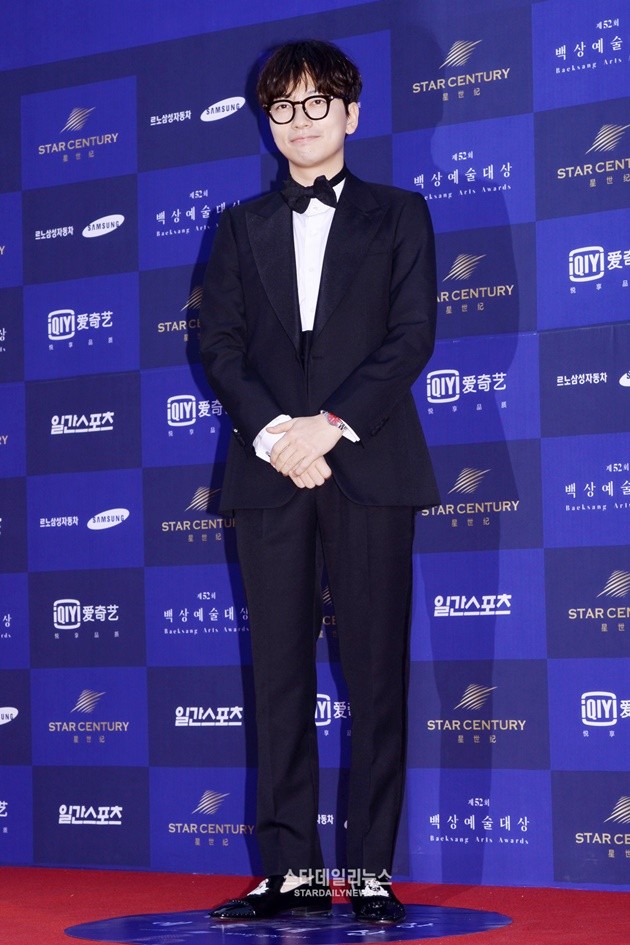 Gambar Foto Lee Dong Hwi di Red Carpet Baeksang Art Awards 2016