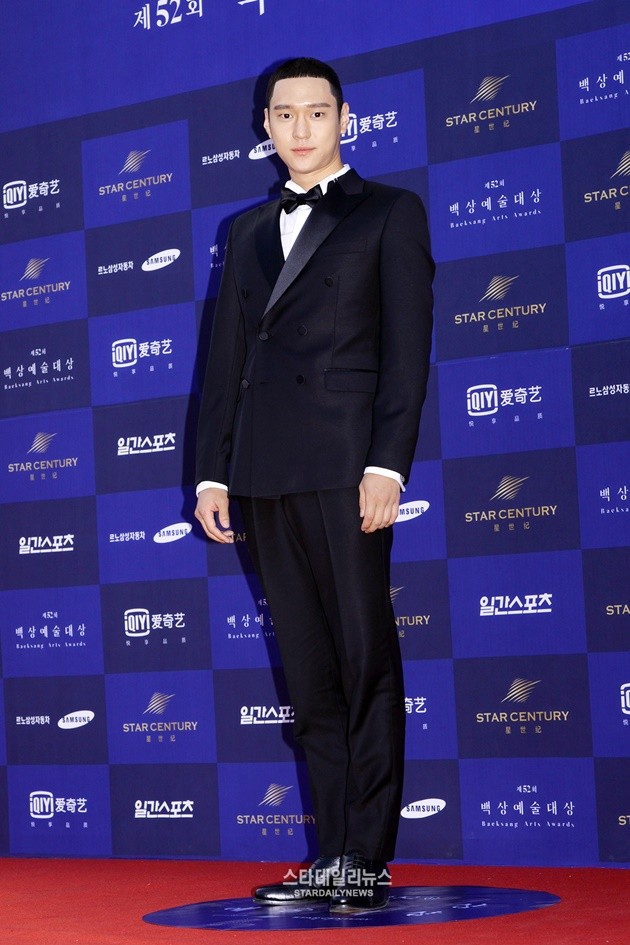 Gambar Foto Go Kyung Pyo di Red Carpet Baeksang Art Awards 2016