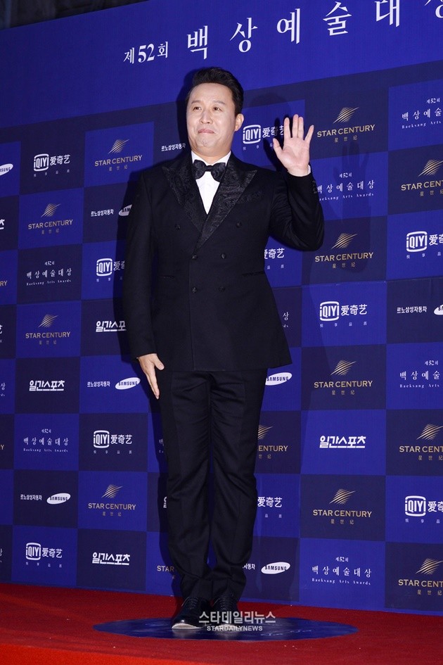 Gambar Foto Jung Jun Ha di Red Carpet Baeksang Art Awards 2016