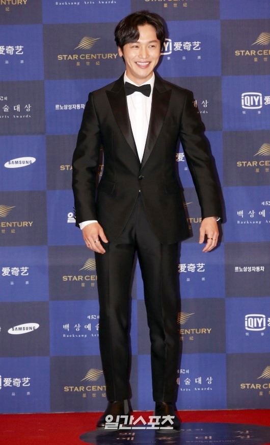 Gambar Foto Byun Yo Han di Red Carpet Baeksang Art Awards 2016