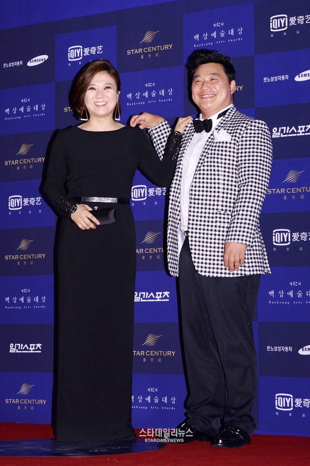 Gambar Foto Kim Sook dan Yoon Jeong Soo di Red Carpet Baeksang Art Awards 2016