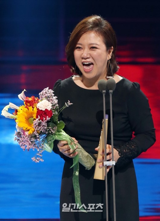 Gambar Foto Kim Sook Raih Piala Best Variety Star (Female)