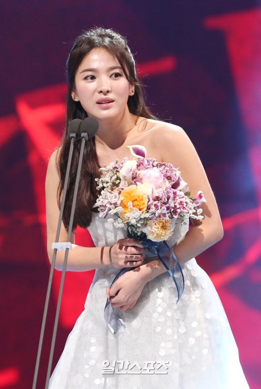 Gambar Foto Song Hye Kyo Raih Piala Female Popularity Award Kategori TV